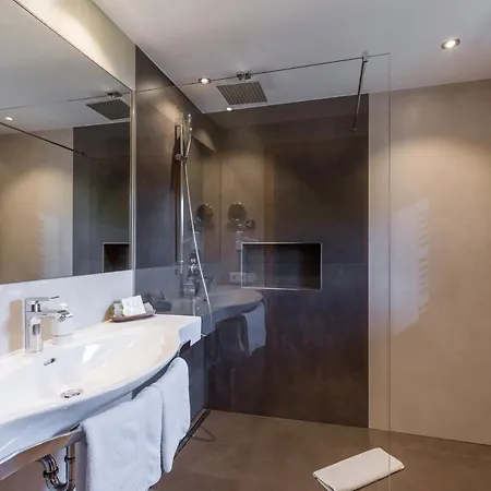 Hotel Alpen Glueck Lisa Garni 4*