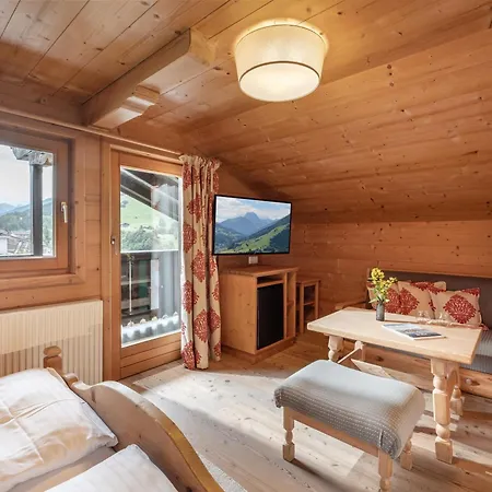 Alpen Glueck Lisa Garni