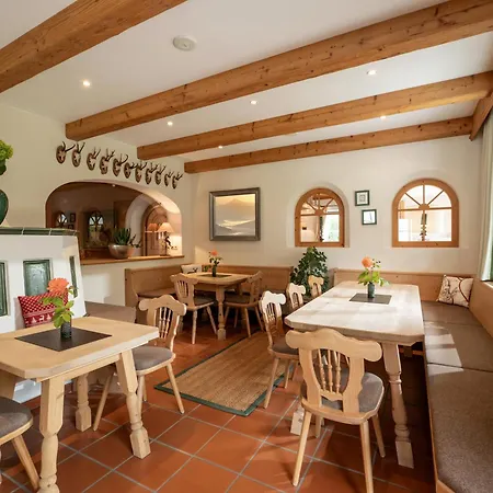 Alpen Glueck Lisa Garni