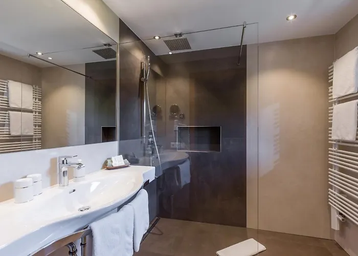 Отель Alpen Glueck Lisa Garni 4*